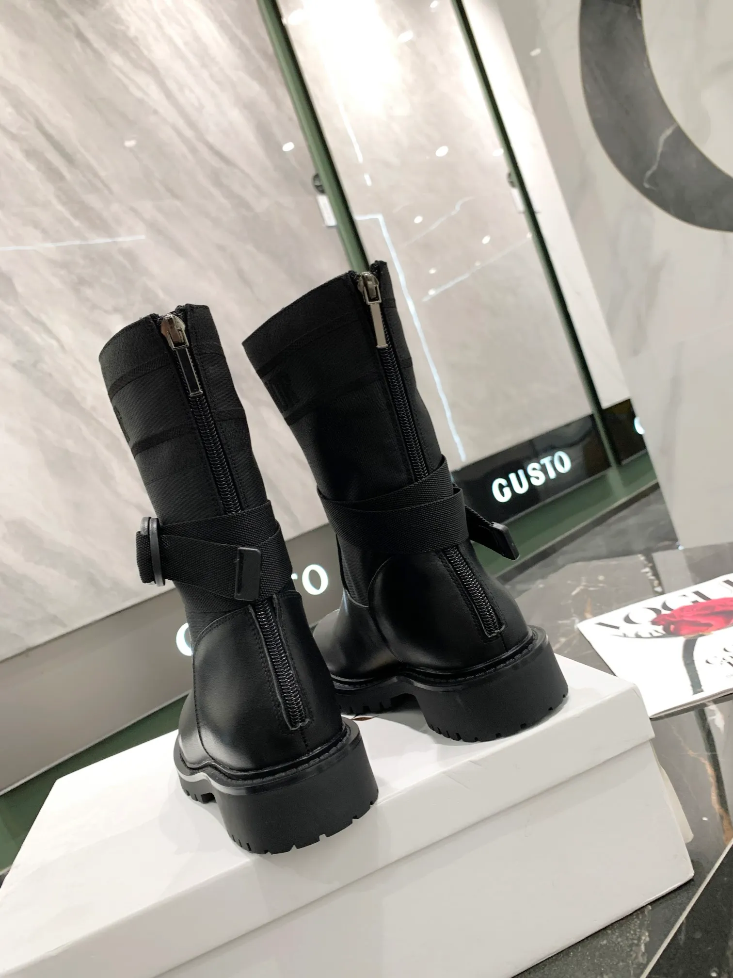 👟👟Ex-factory price 560👟👟 The latest 2024 Dior/Dior autumn and winter catwalk model. The original version is 1:1. In terms of boots, the biggest highlight of this season’s brand fashion show is this boot. The color-blocking design is unique and versatile. Exclusive molding. The heel height is 3cm. They are so beautiful on the feet! Fabric, calfskin, lining, sheepskin lining, outsole, TPU bottom ☑Number of yards: 35-40, (41 can be customized and cannot be returned or exchanged)